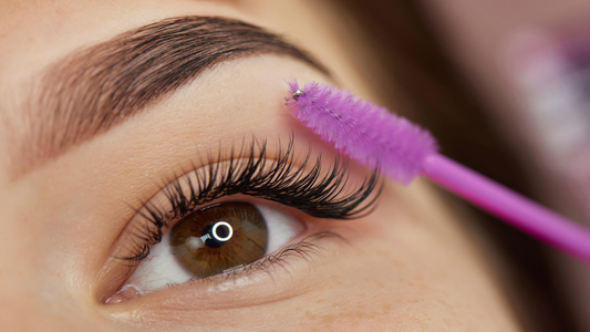 The Secret to Longer, Fuller Lashes? Castor Oil Might Be Your New Beauty Bestie ✨